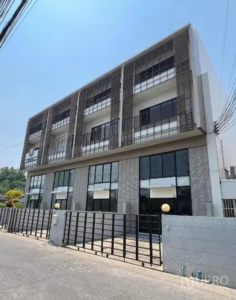 Home Office for rent in Bang Kapi, Bangkok - Street view of the contemporary home office block with secure fence and forecourt parking.