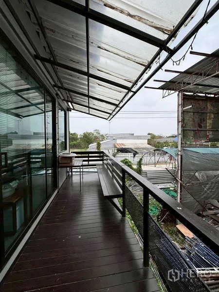 Warehouse for rent in Prawet, Bangkok - Second-floor balcony walkway with canopy overlooking the surrounding area.