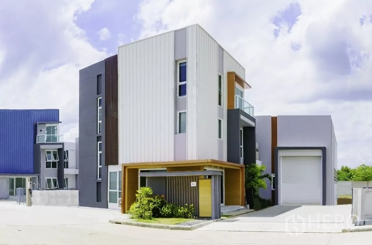 货栈 出售在Lam Luk Ka, Pathum Thani - 转角地块的办公楼与仓库相连，带车道与白色金属外墙。