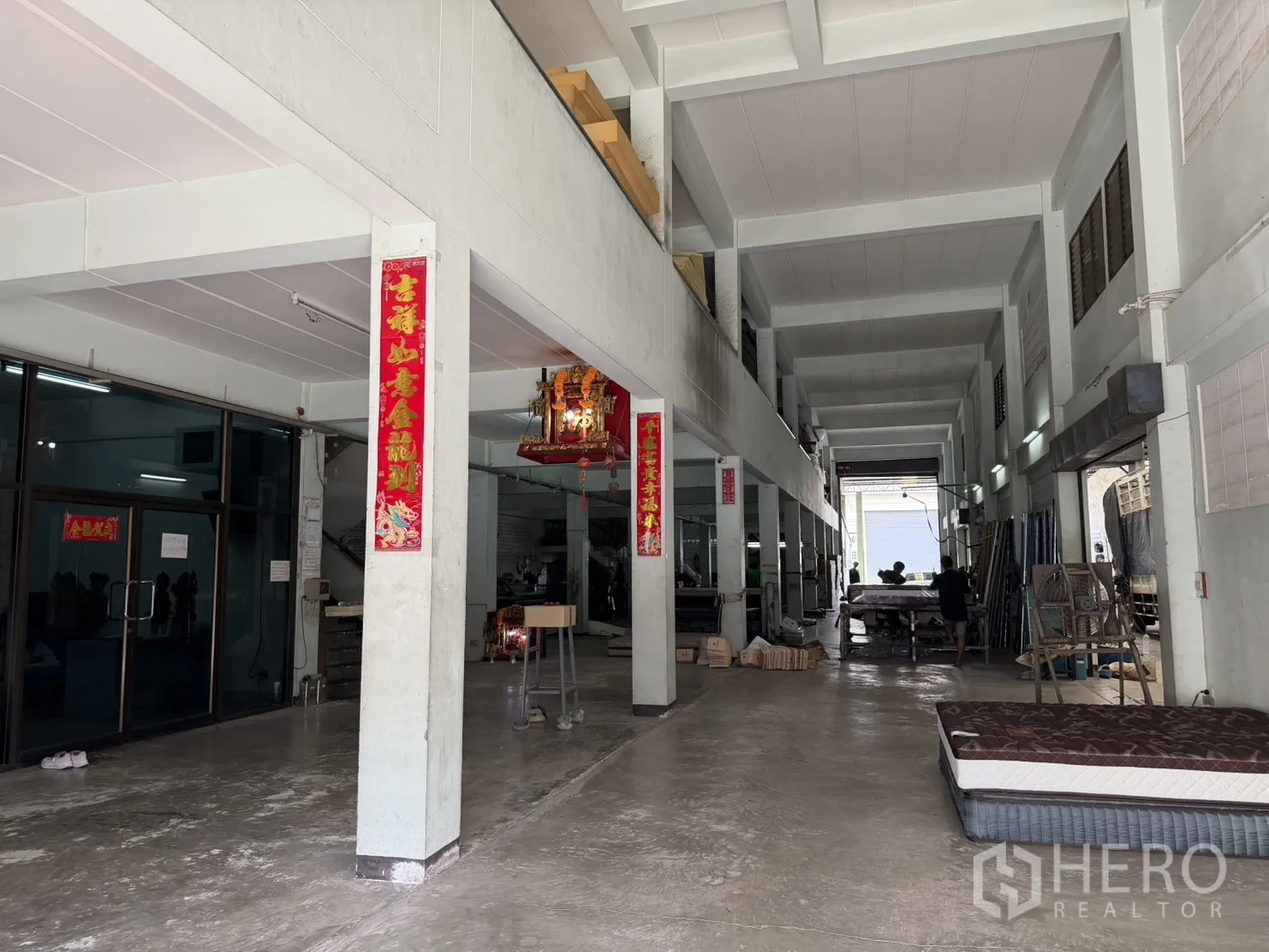 工厂 for rent or sale in Bang Bon, Bangkok - 长形有顶走廊，玻璃门与室内工作区。