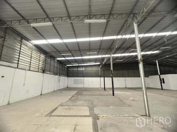 货栈 出租在Suan Luang, Bangkok - 宽阔库湾，侧墙百叶通风，地面为混凝土与瓷砖混合区。