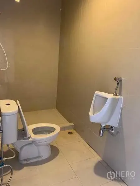 คลังสินค้า ให้เช่าในBang Phli, Samut Prakan - ห้องน้ำปูกระเบื้องสะอาด มีชักโครก โถปัสสาวะ และโซนฝักบัว