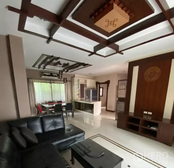 独立式住宅 出租或出售在Mueang Nonthaburi, Nonthaburi - 客餐一体的开放式空间，特色天花板，连接备餐区与厨房。