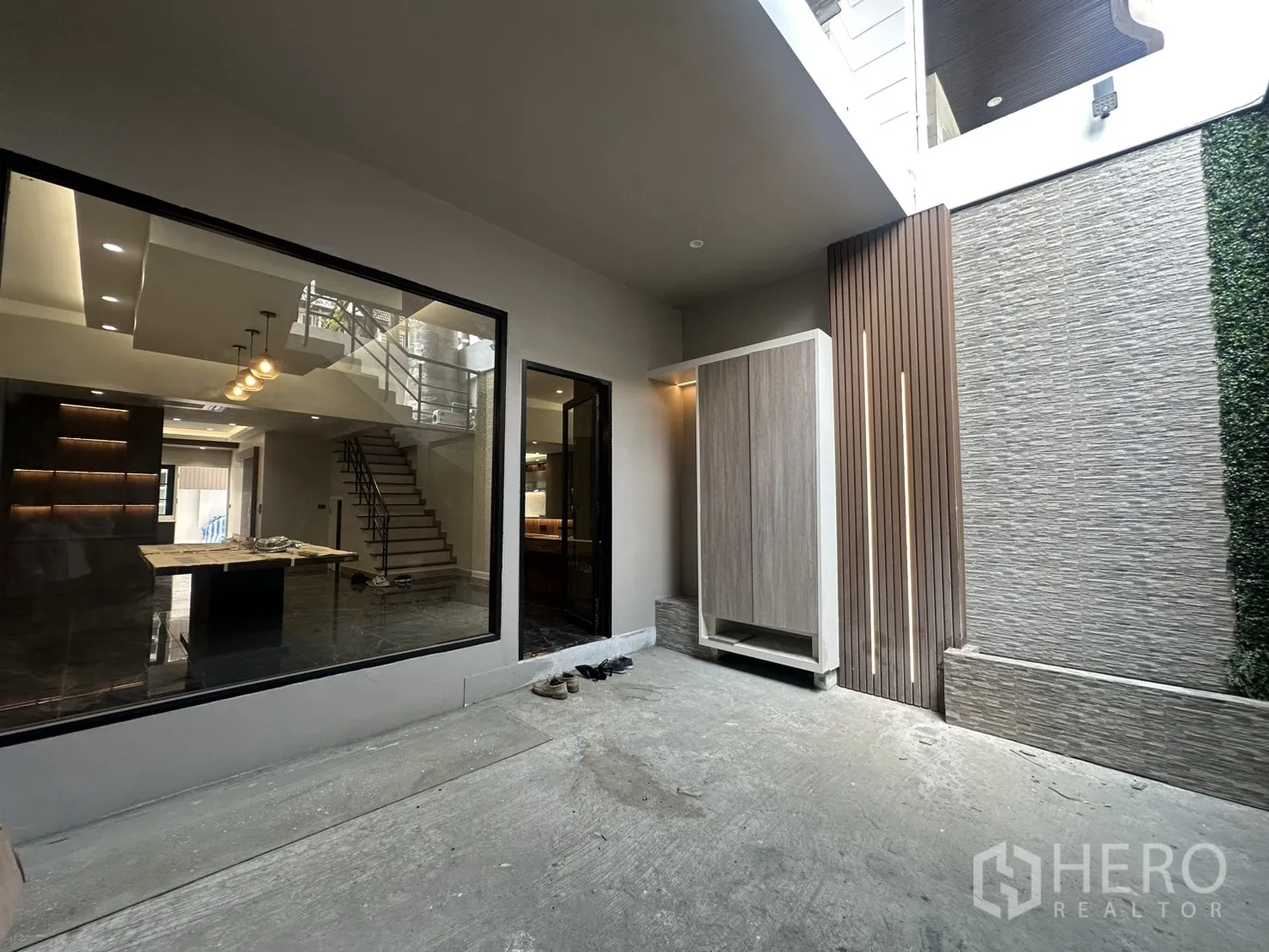 家庭办公室 for rent in Watthana, Bangkok - 半开放庭院，带纹理装饰墙和可望向室内的窗户。