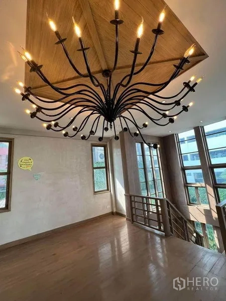 零售空间 出租在Phaya Thai, Bangkok - 楼梯平台配大型枝形吊灯与多扇窗户