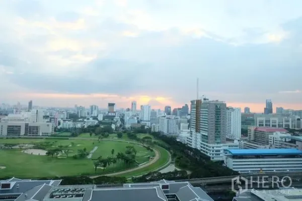 公寓 出售在Pathum Wan, Bangkok - 俯瞰皇家曼谷体育俱乐部与市中心天际线的全景视野。