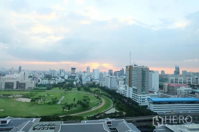 公寓 出售在Pathum Wan, Bangkok - 俯瞰皇家曼谷体育俱乐部与市中心天际线的全景视野。