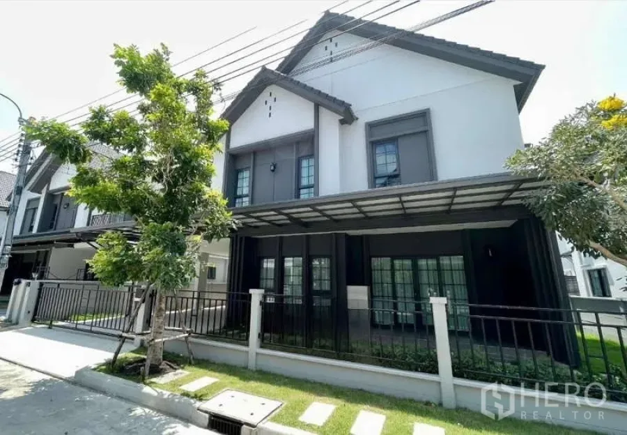 บ้าน ให้เช่าในBang Phli, Samut Prakan - บ้านเดี่ยวสองชั้นสไตล์โมเดิร์น พร้อมรั้วหน้าบ้านและที่จอดรถในร่ม