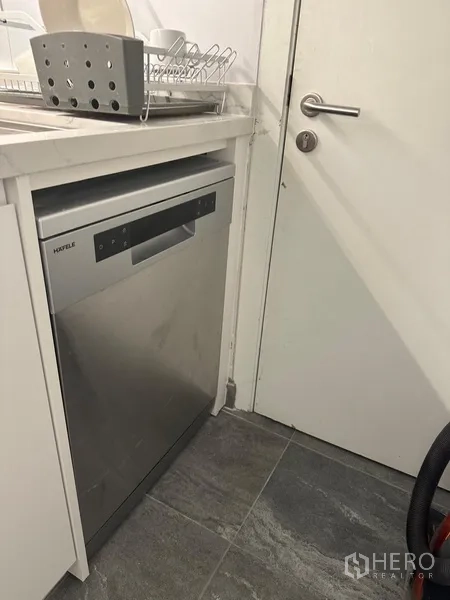 Condominium for rent in Khlong Toei, Bangkok - Built-in stainless steel dishwasher in the utility area.