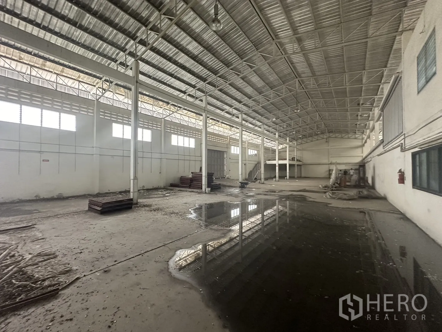 Factory for rent or sale in Prawet, Bangkok - Large warehouse hall with high ceilings, steel beams and concrete floor.