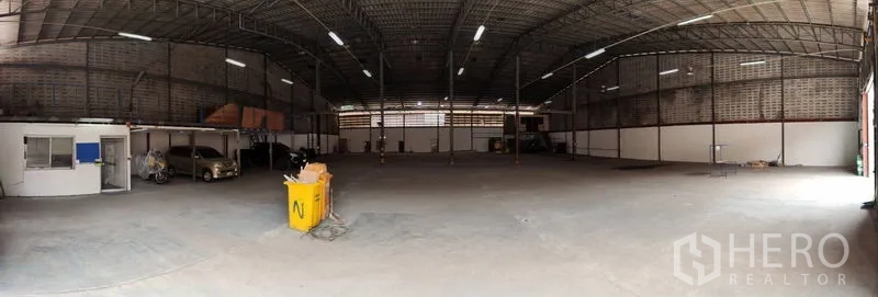 货栈 出租在Bang Phli, Samut Prakan - 仓库内部宽敞，高钢结构屋顶，LED照明，混凝土地面，左侧有小型办公室。