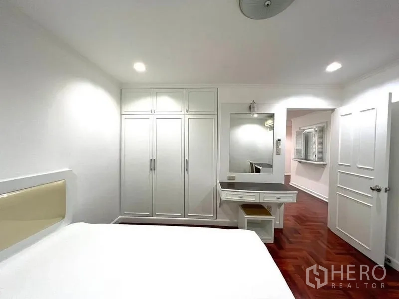 公寓 出租在Watthana, Bangkok - 第二卧室展示大衣柜和梳妆区域。