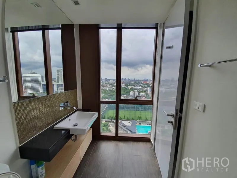 公寓 出租或出售在Watthana, Bangkok - 浴室配大窗与台上盆，可观城市景色