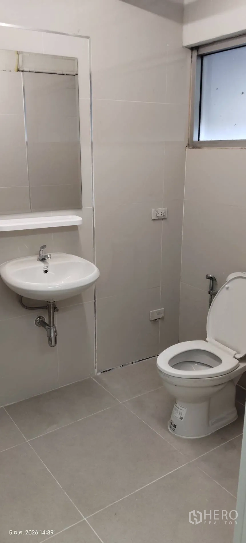 店屋 for rent in Watthana, Bangkok - 干净卫生间配镜子、洗手盆和马桶
