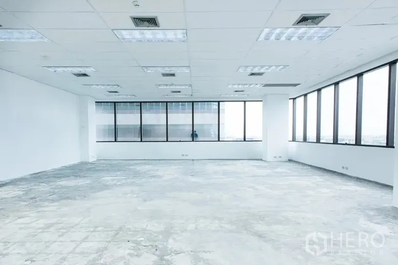 Office Space for rent in Bang Na, Bangkok - Spacious 133 sqm office floor plate with natural light from two sides and ceiling light panels.