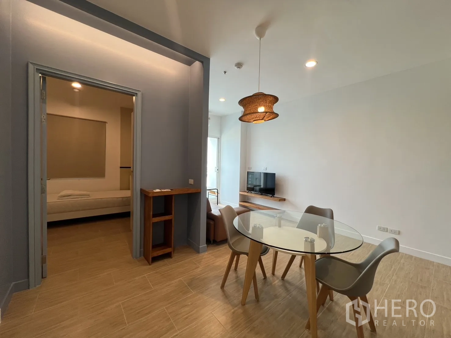 公寓 for rent in Bang Kapi, Bangkok - 从卧室门口望向餐桌与编织吊灯的视角。