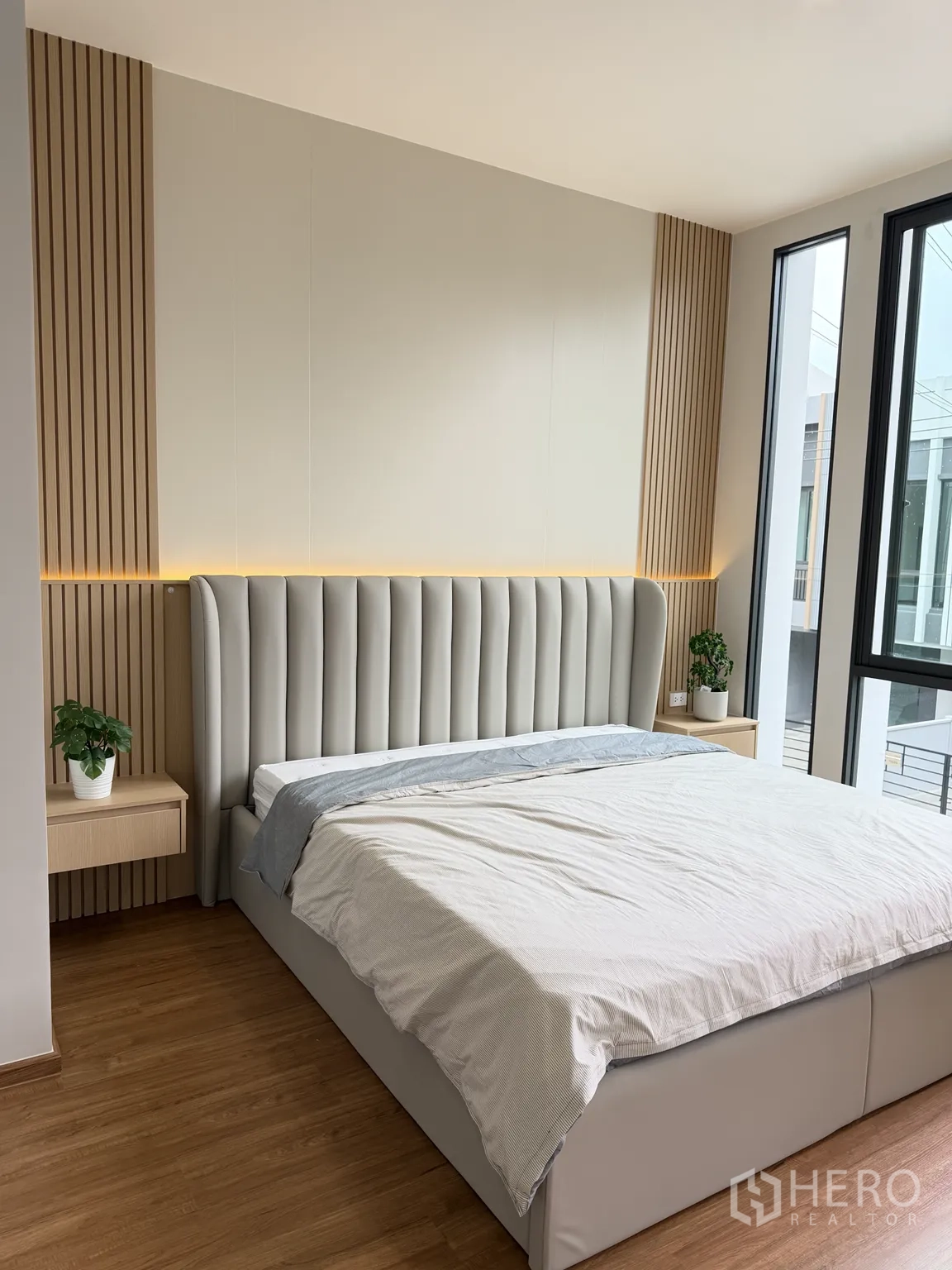 ทาวน์เฮาส์ for rent in Bang Phli, Samut Prakan - ห้องนอนมาสเตอร์พร้อมหัวเตียงสูงและหน้าต่างบานใหญ่
