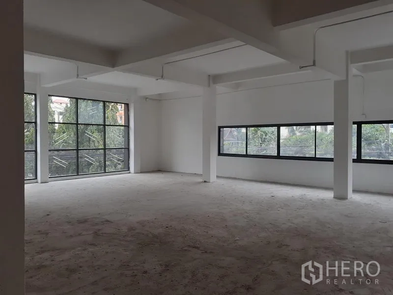 Office Space for rent in Khlong Toei, Bangkok - Spacious open‑plan office floor with large corner windows and greenery views in Phra Khanong.