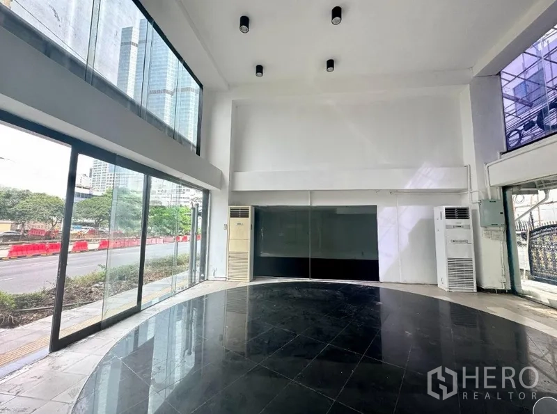 零售空间 出租在Sathon, Bangkok - 开放式店铺，通高落地窗可见城市景观，配两台立式空调。