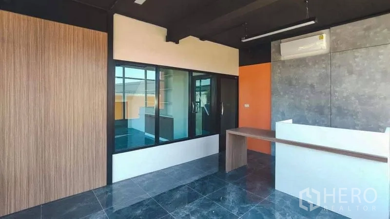 Factory for sale in Bang Pakong, Chachoengsao - Glass-partitioned office and counter overlooking the warehouse