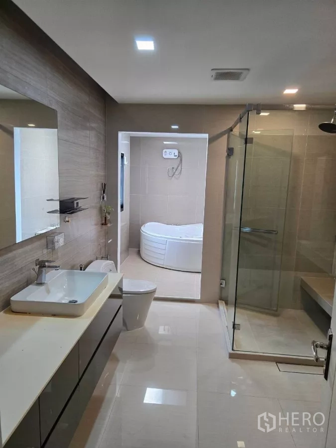 บ้าน ให้เช่าหรือขายในBang Phli, Samut Prakan - ห้องน้ำหรู อ่างล้างหน้าทรงยาว ฝักบัวกระจก และอ่างอาบน้ำแยก