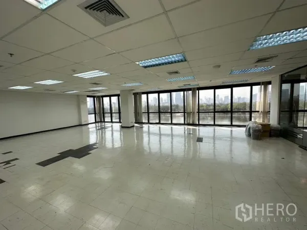 办公空间 出租在Khlong Toei, Bangkok - 转角办公楼层，整面玻璃采光与城市景观，近阿索克