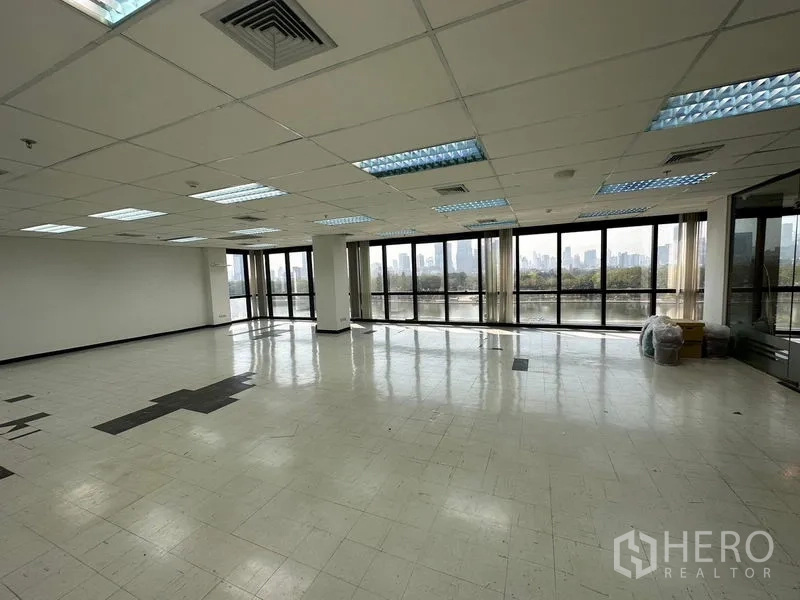 办公空间 出租在Khlong Toei, Bangkok - 转角办公楼层，整面玻璃采光与城市景观，近阿索克