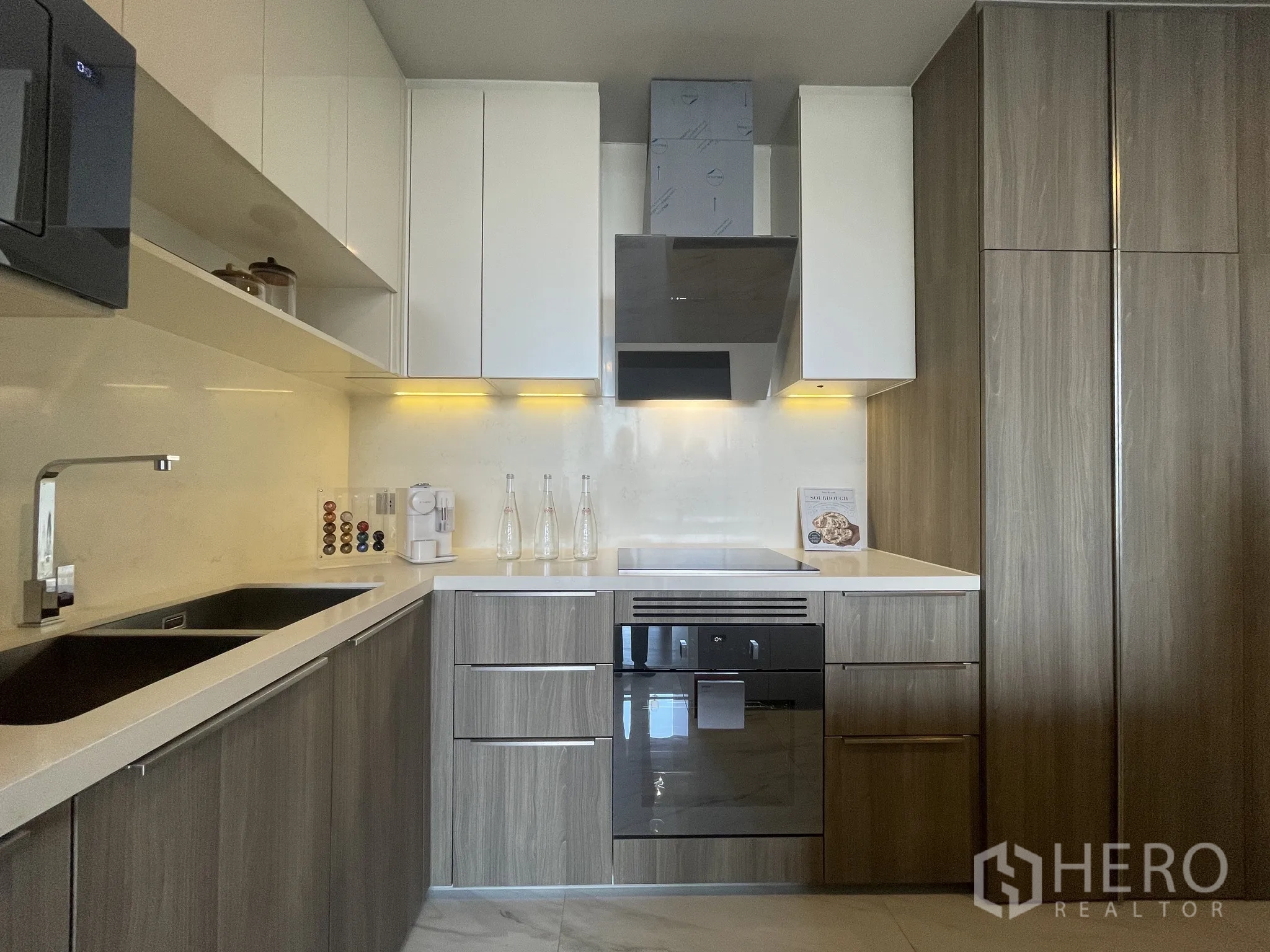 公寓 for rent in Watthana, Bangkok - 现代L形厨房，内置烤箱与油烟机，收纳柜充足。