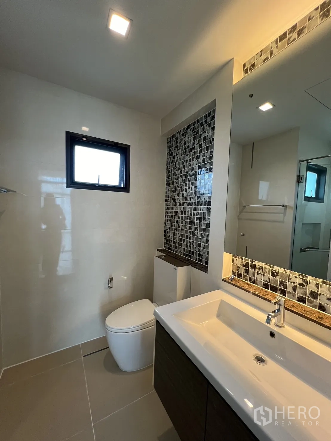 Detached House for rent in Bang Kapi, Bangkok - Ensuite bathroom with mosaic accent tiles and a wide vanity.