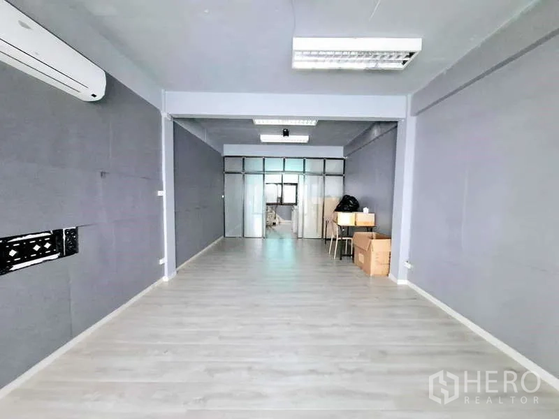 店屋 出租在Bang Rak, Bangkok - 深进深开放空间，浅木地板，尽端为玻璃隔断。