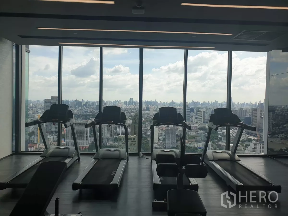 Condominium for rent in Chatuchak, Bangkok - Sky gym with treadmills facing a panoramic Bangkok skyline.