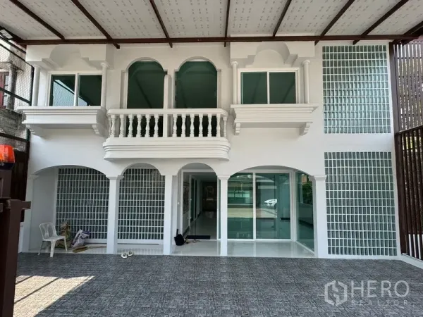 Home Office for rent in Bueng Kum, Bangkok - White two-storey home office in Bueng Kum with arches, balcony, glass-block walls and a covered carport.