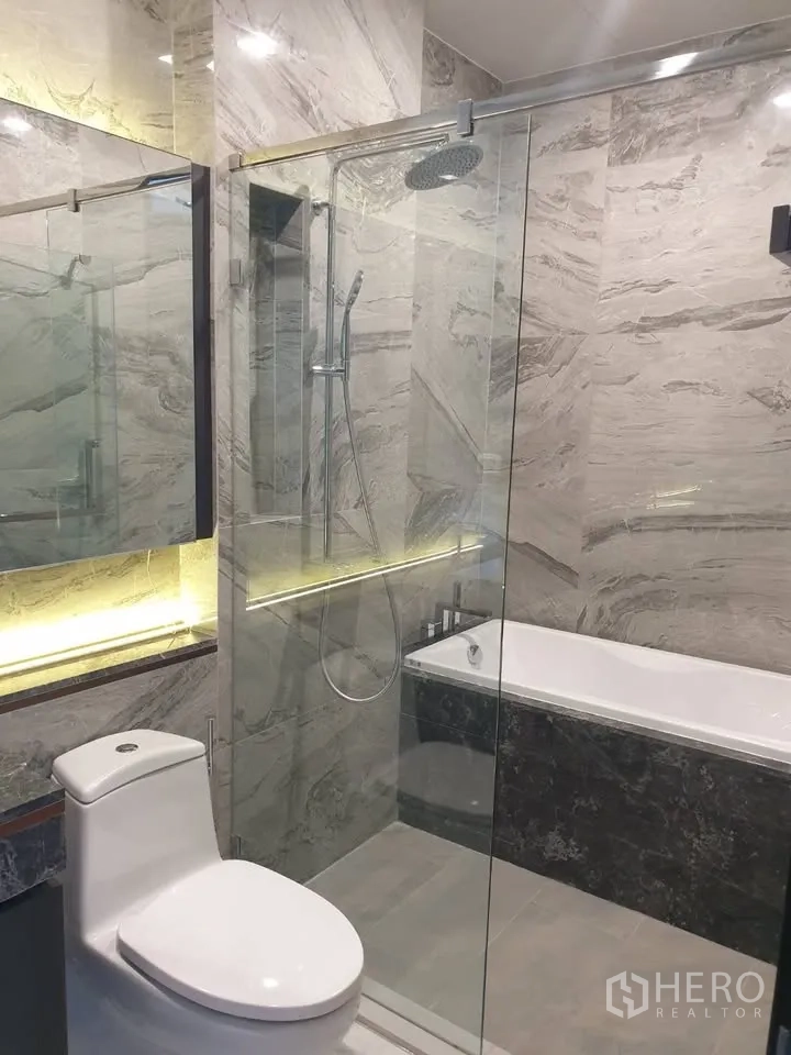 公寓 for rent in Watthana, Bangkok - 大理石卫浴，玻璃淋浴间配雨淋花洒，独立浴缸与现代坐便器。