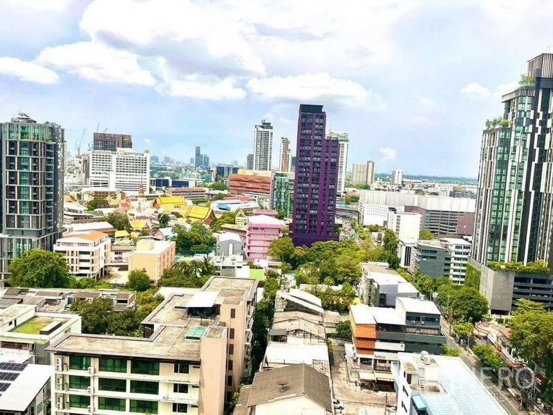 公寓 出租或出售在Watthana, Bangkok - 从阳台俯瞰Ekkamai与素坤逸的高层城市景观