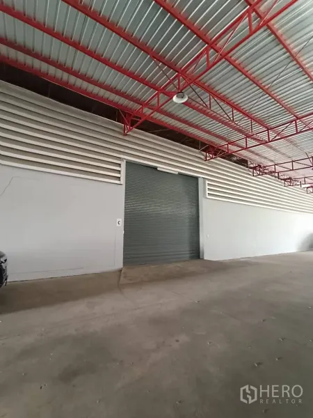 货栈 出租在Lat Krabang, Bangkok - 大型金属卷闸门与装卸区，钢结构屋顶的现代化仓库