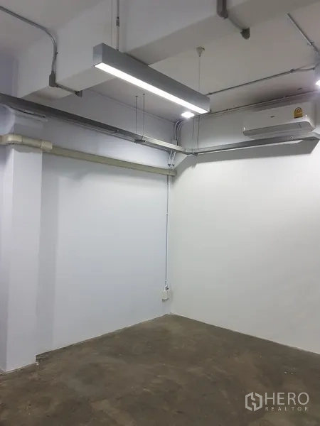 Home Office for sale in Khlong Toei, Bangkok - Green studio room with window and ceiling lights.