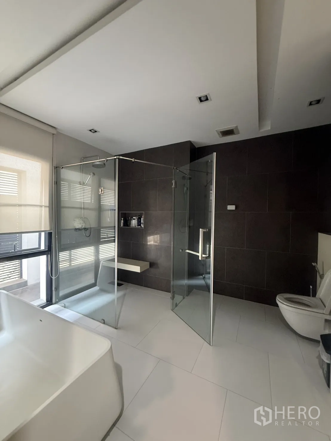 Detached House for rent in Bang Kapi, Bangkok - Large bathroom with rain shower enclosures and freestanding bathtub.