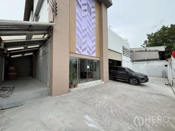คลังสินค้า ให้เช่าหรือขายในWang Thonglang, Bangkok - ลานจอดรถและทางโหลดสินค้าพร้อมกันสาด ข้างตัวโกดัง มีรถจอด