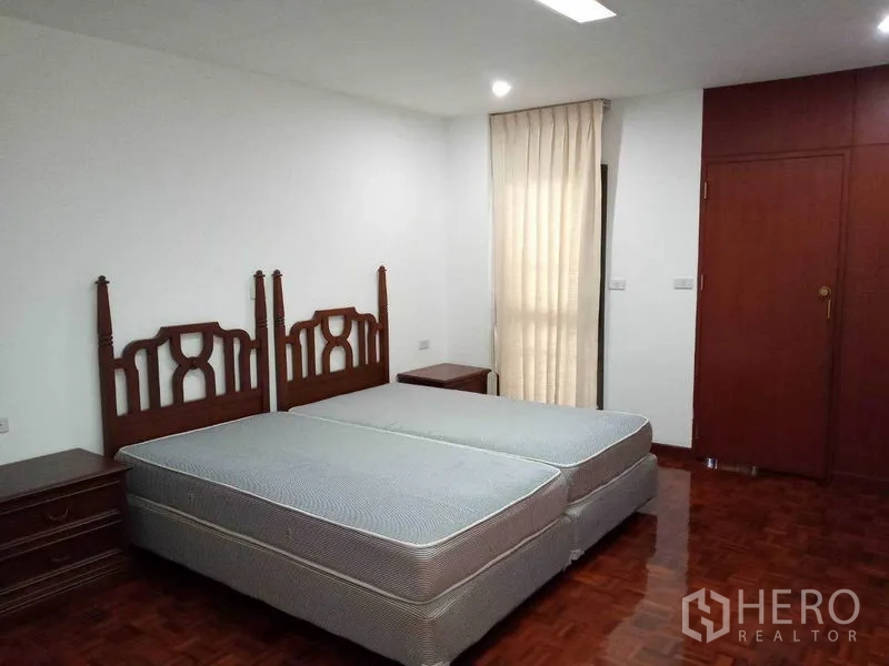 公寓 出租在Watthana, Bangkok - 双床卧室另一角，带衣柜与床头柜