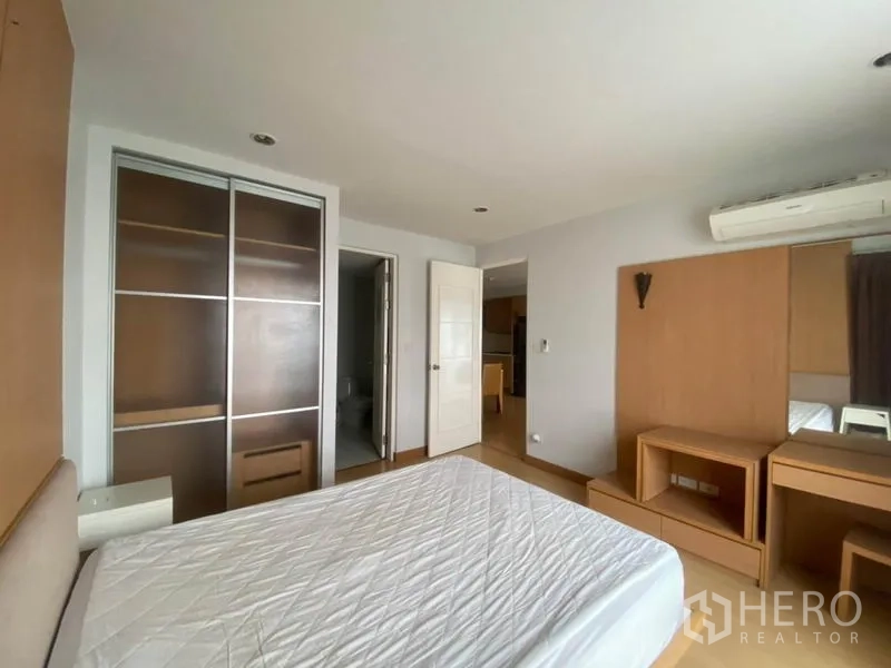 公寓 出租在Watthana, Bangkok - 卧室带嵌入式衣柜、梳妆台、空调，并可通往套内卫浴。