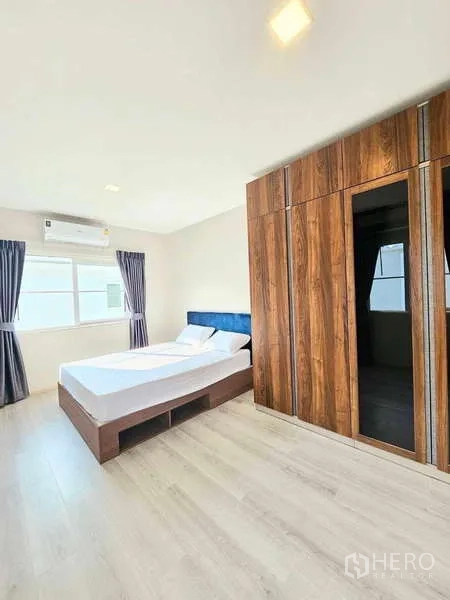 独立式住宅 出租或出售在Prawet, Bangkok - 次卧另一角度，展示大衣柜与窗户。