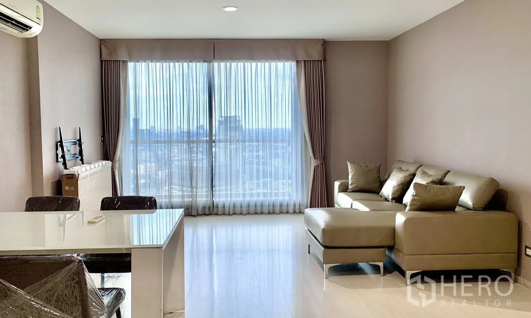 คอนโด for rent in Khlong Toei, Bangkok - พื้นที่นั่งเล่นและรับประทานอาหารแบบโอเพ่นพร้อมประตูกระจกบานใหญ่และวิวเมือง
