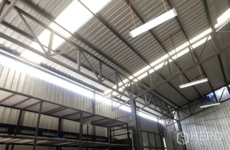 คลังสินค้า ให้เช่าในPak Kret, Nonthaburi - โครงหลังคาเหล็กพร้อมช่องรับแสงและโคมไฟ LED