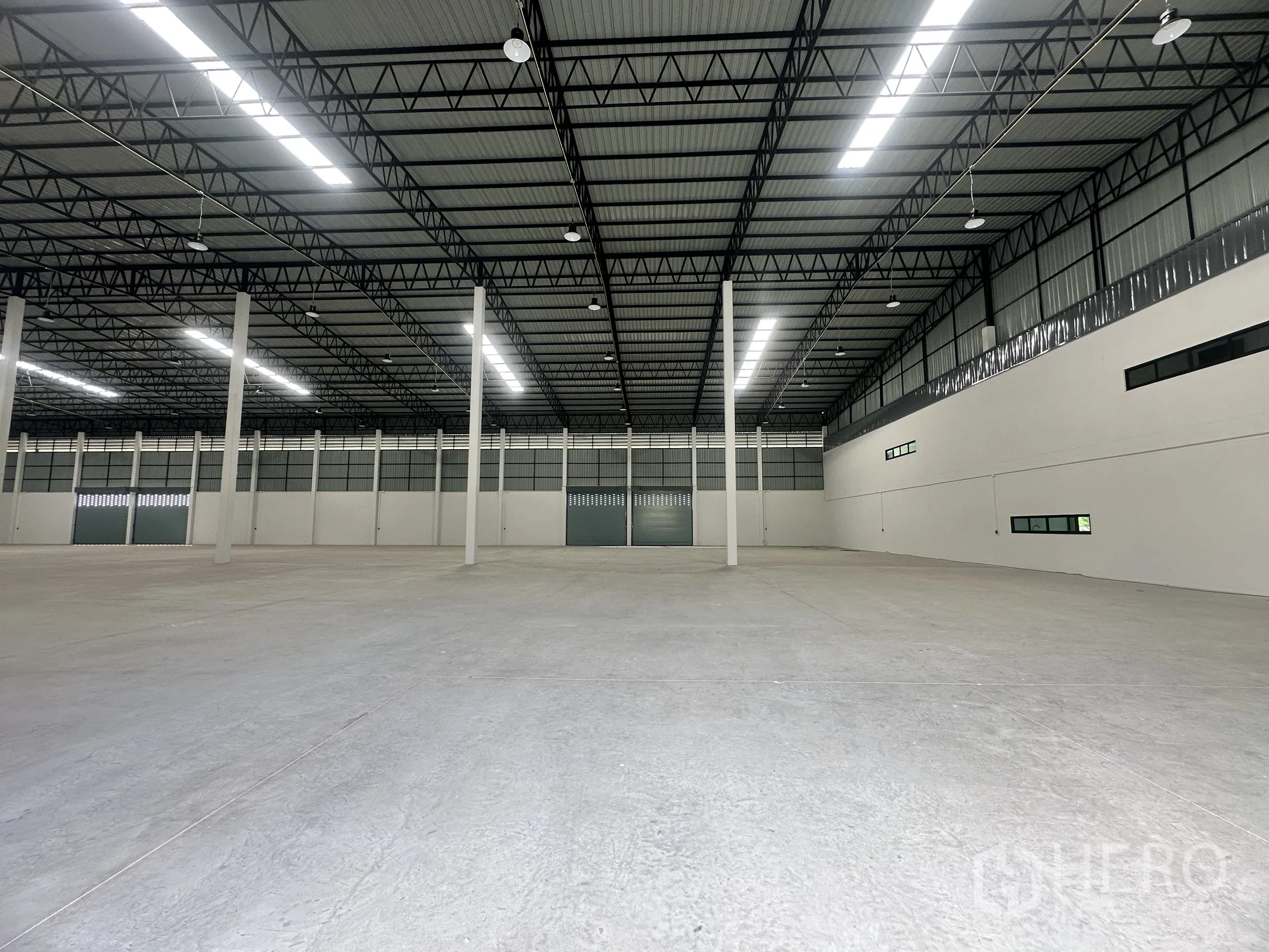工厂 for rent or sale in Bang Len, Nakhon Pathom - 开阔生产空间，立柱整齐排列，顶灯明亮，配多樘大型装卸门。