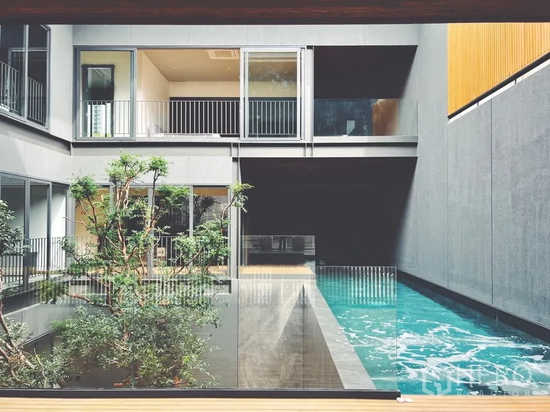 บ้าน ให้เช่าหรือขายในBangkok - สระว่ายน้ำยาวข้างราวกระจก มองเห็นพื้นที่นั่งเล่นรอบคอร์ตยาร์ด