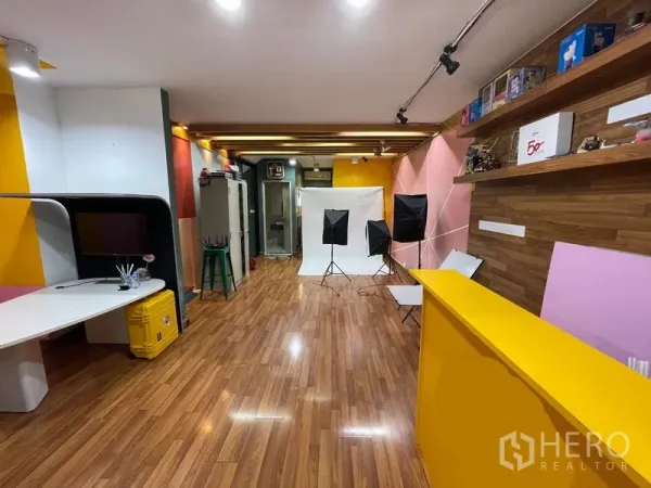 带办公室的家 出售 - 多功能工作室，木地板，摄影背景与灯具。