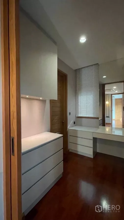 บ้าน ให้เช่าในPrawet, Bangkok - มุมแต่งตัว ตู้สีขาวและโต๊ะบิวท์อิน
