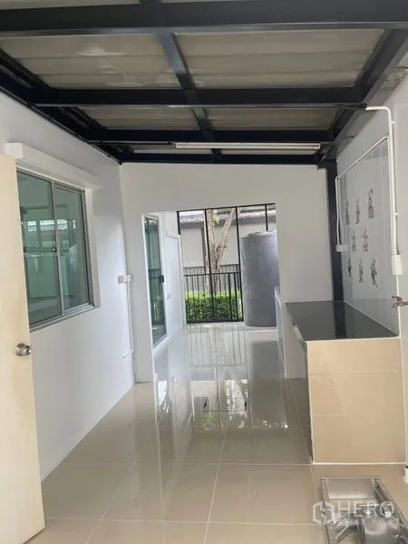 Townhouse for sale - Covered Thai kitchen extension with counter, windows and rear access