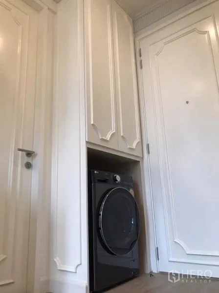 Condominium for rent in Watthana, Bangkok - Built-in niche with front-load washer near the entry door