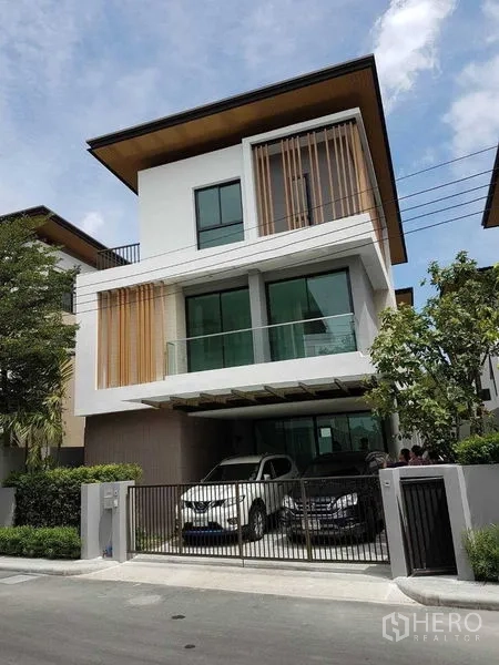 独立式住宅 出租在Prawet, Bangkok - 现代三层独栋别墅外观，带院门与双车位车棚